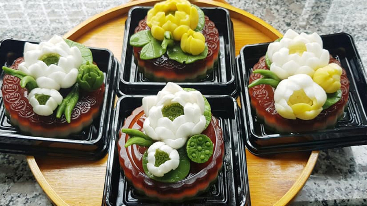 Unique moon cakes hit domestic market for Full Moon Festival